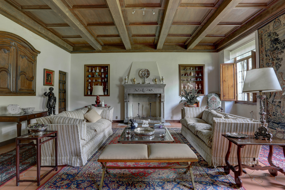 Immagine di un soggiorno tradizionale chiuso con sala formale, pareti bianche, camino classico e pavimento rosso