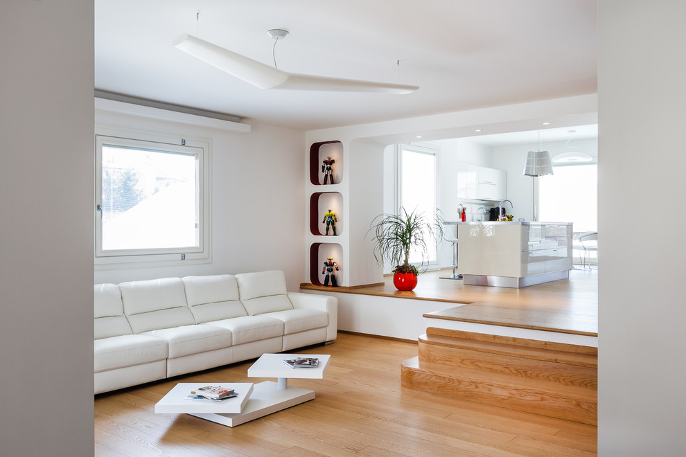Esempio di un soggiorno contemporaneo con sala formale, pareti bianche e parquet chiaro