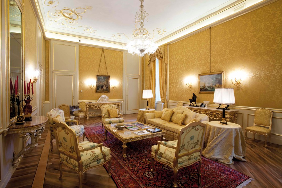 Exemple d'un très grand salon chic fermé avec un mur jaune et un sol en bois brun.