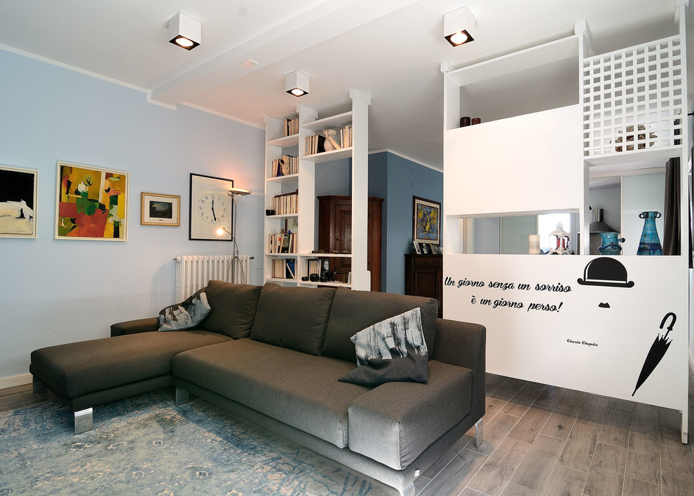 Esempio di un soggiorno contemporaneo con pareti blu, pavimento in legno massello medio e pavimento marrone