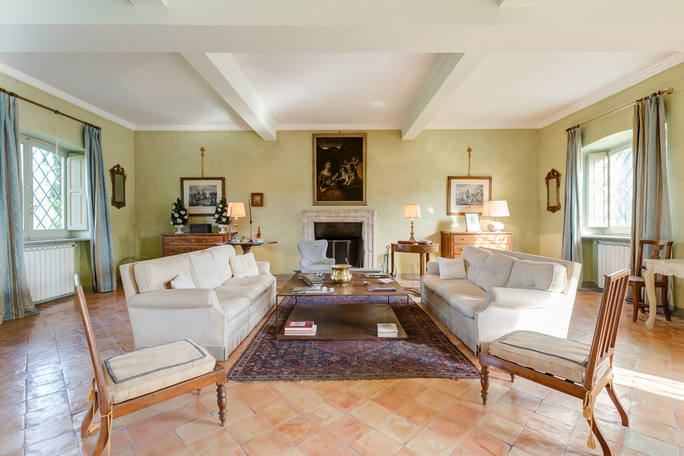 Immagine di un soggiorno country con sala formale, pareti verdi e pavimento in terracotta