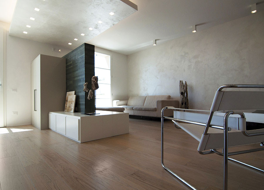 Immagine di un ampio soggiorno minimalista aperto con pareti beige, parquet chiaro e soffitto ribassato