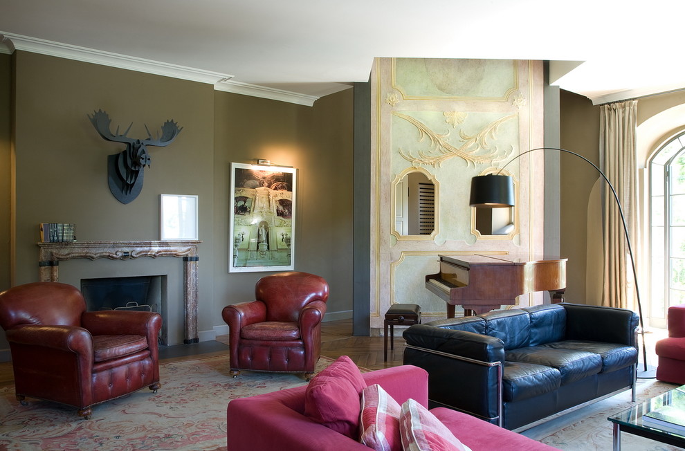 Idee per un soggiorno minimalista con pareti marroni, pavimento in legno massello medio, camino classico e cornice del camino in pietra