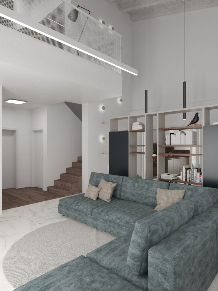 Idee per un grande soggiorno minimalista aperto con libreria, pareti bianche, pavimento in gres porcellanato, TV a parete e pavimento bianco