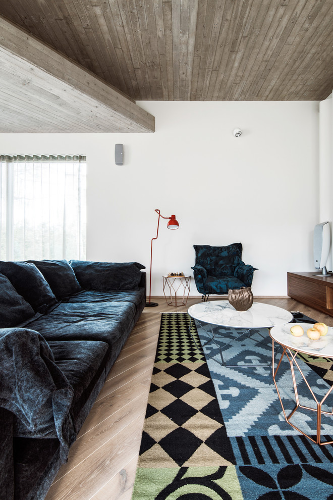 Foto di un soggiorno contemporaneo aperto con sala formale, pareti bianche, parquet chiaro e pavimento beige
