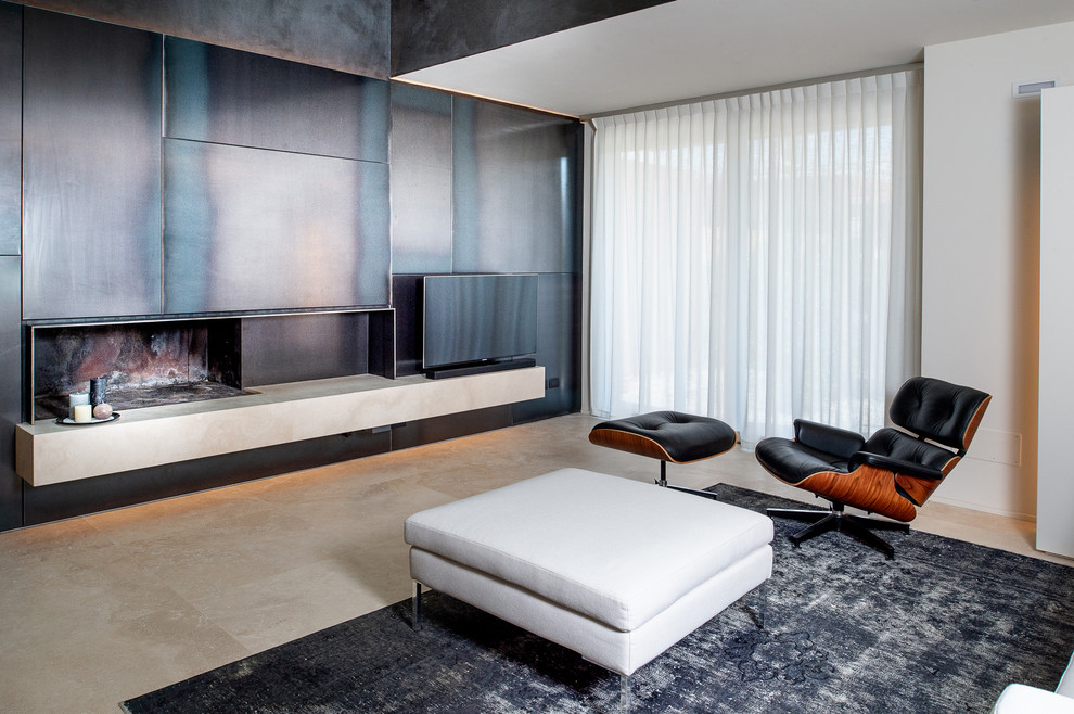 Exempel på ett stort modernt allrum med öppen planlösning, med ett finrum, vita väggar, marmorgolv, en standard öppen spis, en spiselkrans i metall, en fristående TV och beiget golv
