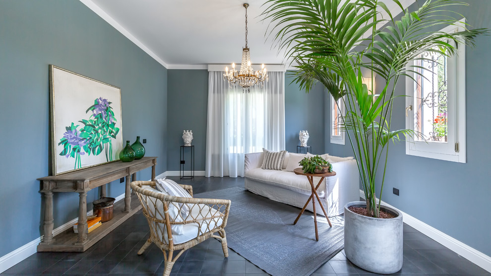Ispirazione per un soggiorno stile marinaro con pareti blu e pavimento grigio