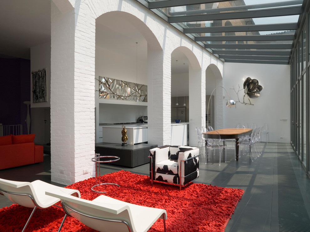 Свежая идея для дизайна: гостиная комната в современном стиле с белыми стенами - отличное фото интерьера