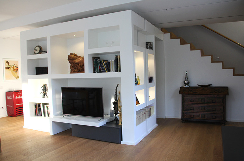 Idee per un grande soggiorno minimal aperto con pareti bianche, pavimento in legno massello medio e TV autoportante