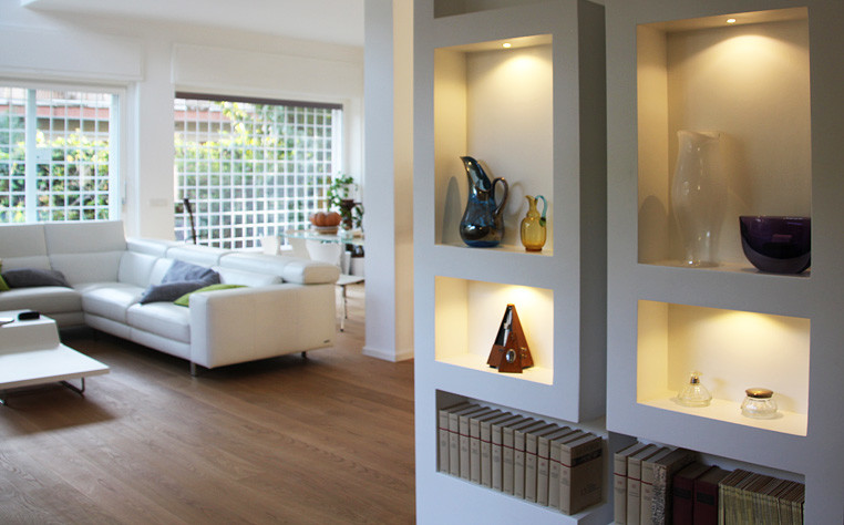 Ispirazione per un grande soggiorno moderno aperto con pareti bianche e pavimento in legno massello medio