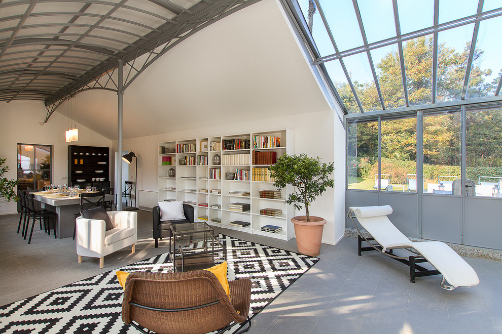 Idee per un ampio soggiorno industriale aperto con libreria e pareti bianche