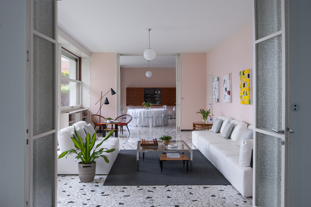 Imagen de salón abierto vintage extra grande sin chimenea y televisor con paredes rosas, suelo de mármol y suelo multicolor