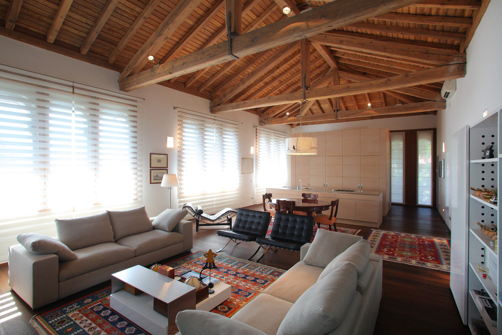 Ispirazione per un soggiorno contemporaneo aperto con sala formale, pareti bianche e pavimento in legno massello medio