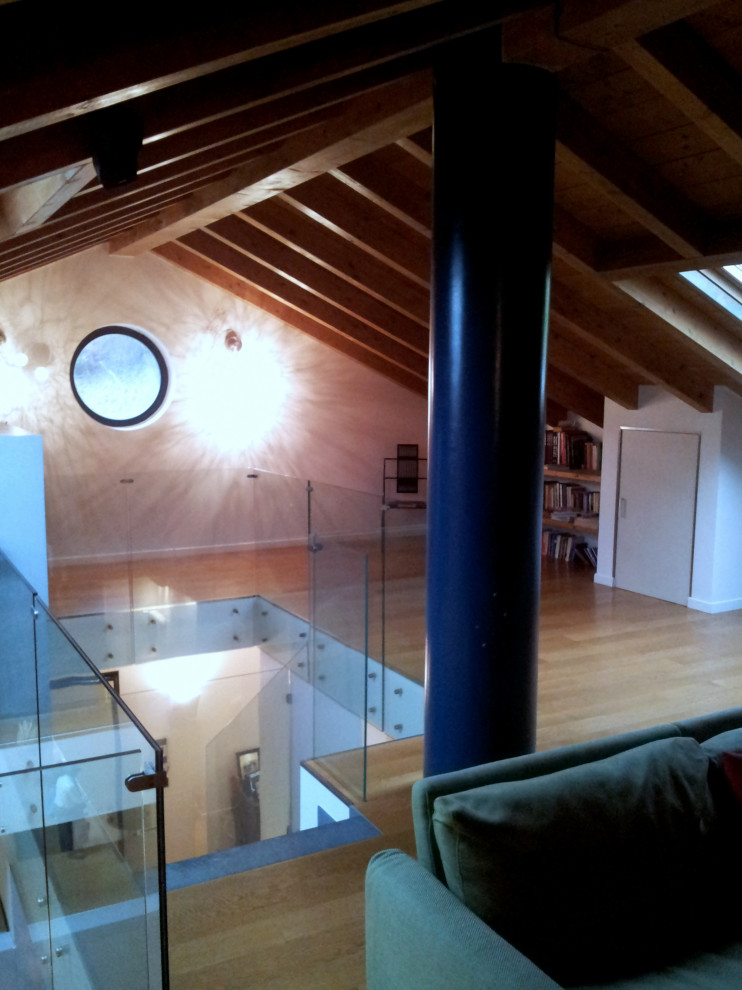 Großes, Offenes Modernes Wohnzimmer mit weißer Wandfarbe und hellem Holzboden in Sonstige
