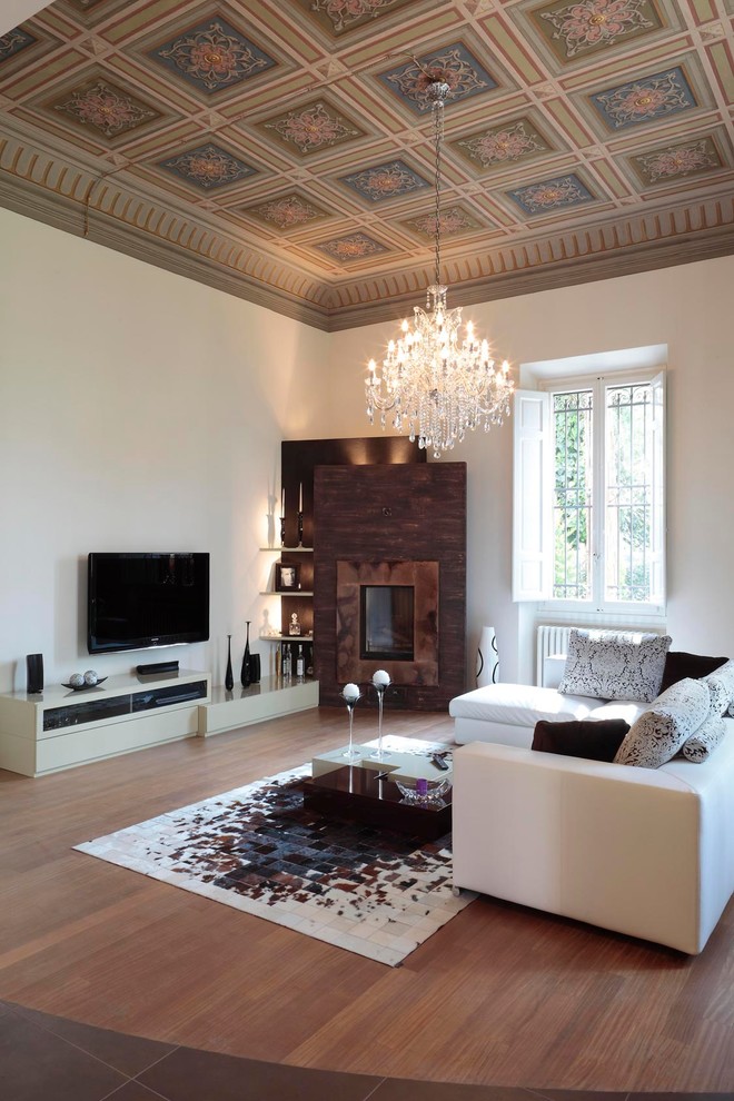 Foto på ett stort eklektiskt separat vardagsrum, med vita väggar, mörkt trägolv och en väggmonterad TV