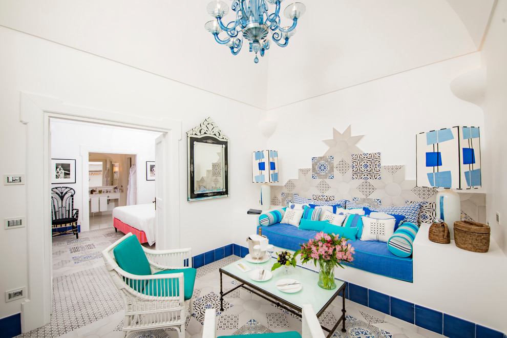 Modelo de sala de estar abierta mediterránea grande sin chimenea con paredes blancas