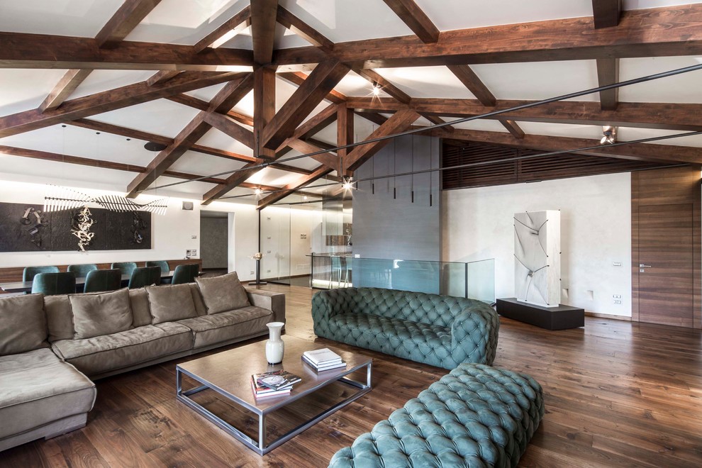 Geräumiges, Offenes Modernes Wohnzimmer mit weißer Wandfarbe und dunklem Holzboden in Rom