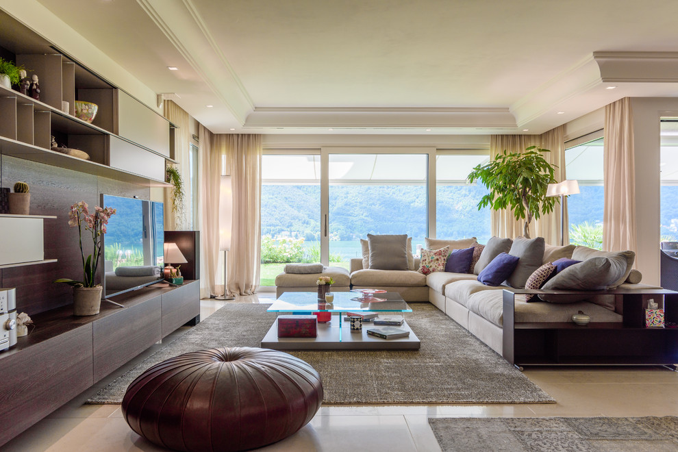 Geräumiges, Offenes Modernes Wohnzimmer mit weißer Wandfarbe und freistehendem TV in Mailand