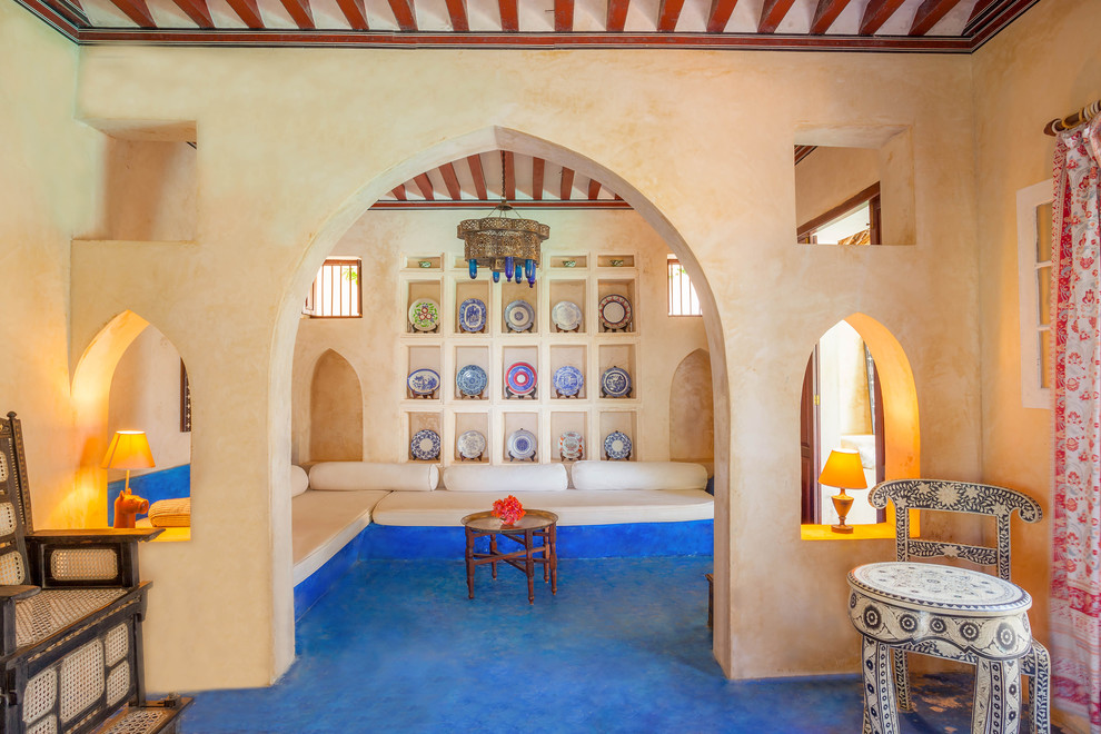 Foto på ett orientaliskt allrum, med blått golv