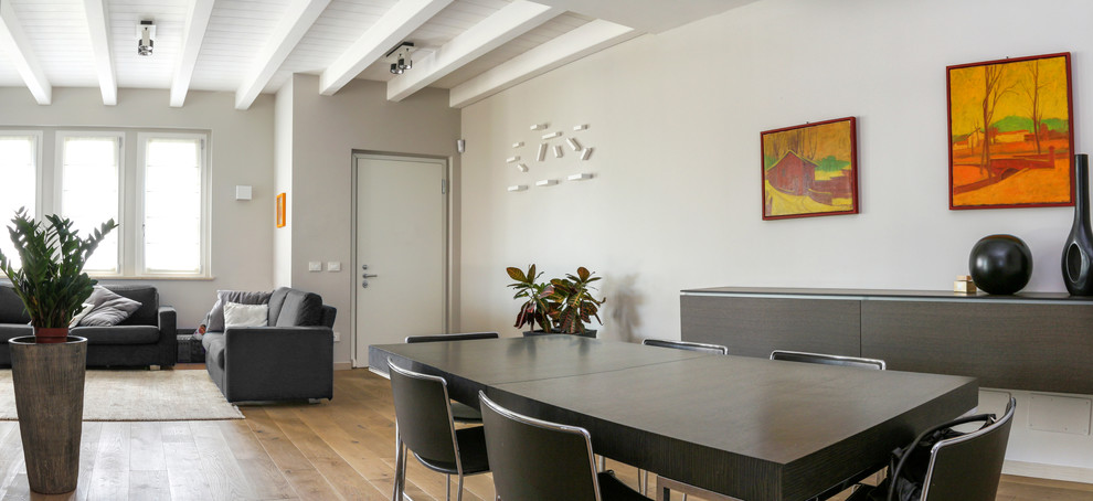 Foto di un grande soggiorno minimal aperto con pareti grigie e pavimento in legno massello medio