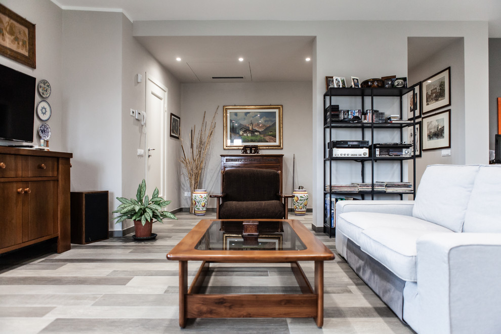 Свежая идея для дизайна: открытая гостиная комната среднего размера в стиле рустика с серыми стенами, мраморным полом, стандартным камином, фасадом камина из кирпича и коричневым полом - отличное фото интерьера