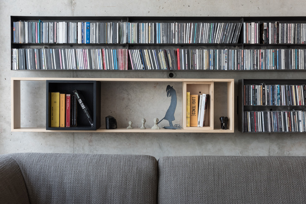 Ispirazione per un soggiorno minimalista stile loft con pareti grigie e parquet chiaro