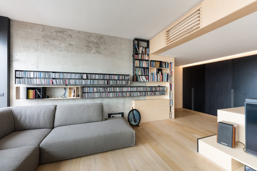 Esempio di un soggiorno design con parquet chiaro, sala della musica, TV autoportante, pareti grigie e pavimento beige