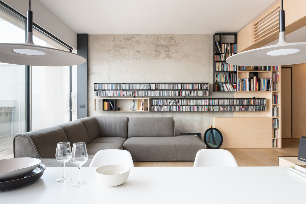 Idee per un soggiorno minimalista stile loft con pareti bianche e parquet chiaro