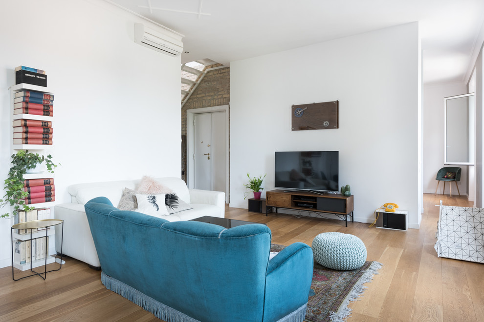 Esempio di un grande soggiorno design aperto con pareti grigie, pavimento in legno massello medio, parete attrezzata e pavimento marrone