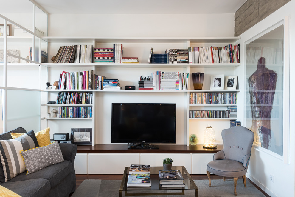 Foto di un soggiorno contemporaneo con libreria, pareti bianche, parquet scuro, nessun camino e TV autoportante