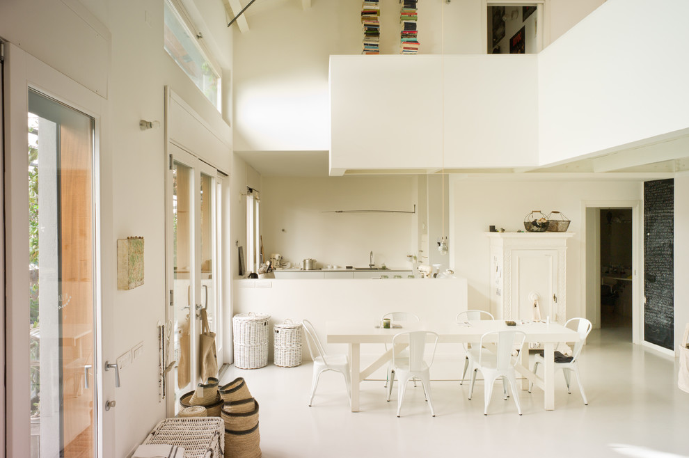 Geräumiges, Offenes Modernes Wohnzimmer mit weißer Wandfarbe und Porzellan-Bodenfliesen in Venedig