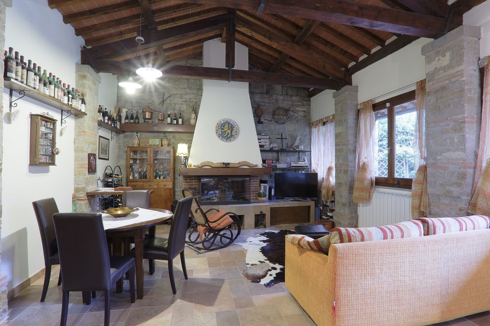 Abgetrenntes Country Wohnzimmer mit Kamin, Kaminumrandung aus Backstein, Eck-TV und weißer Wandfarbe in Florenz