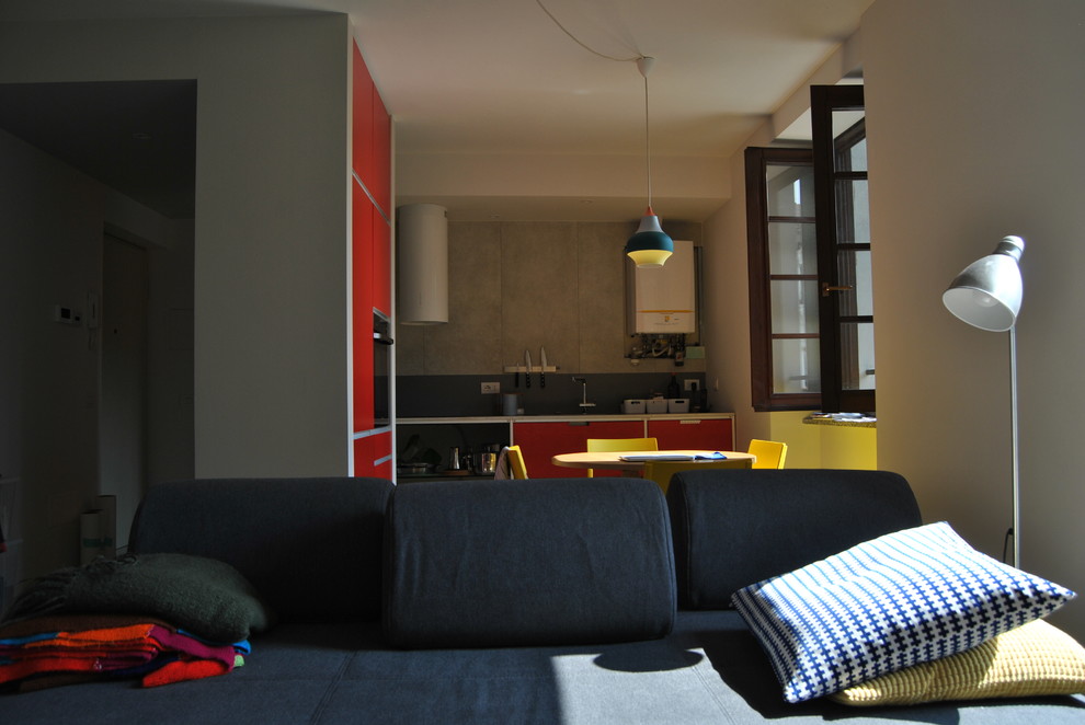 На фото: маленькая гостиная комната в современном стиле с белыми стенами для на участке и в саду с
