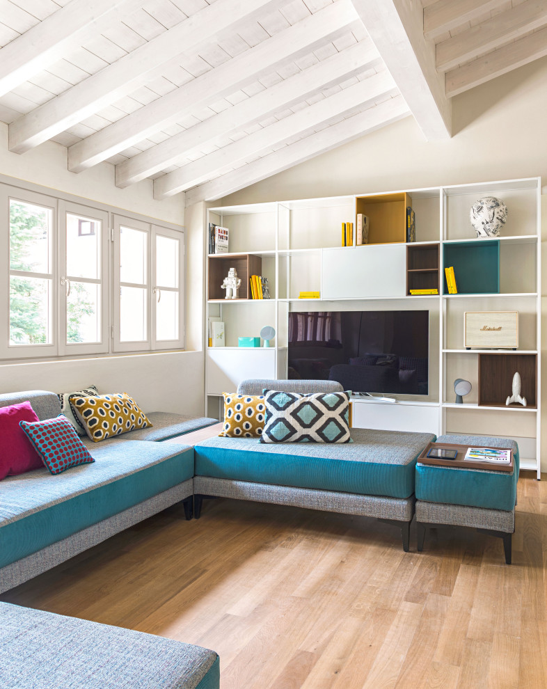 Источник вдохновения для домашнего уюта: гостиная комната в современном стиле с с книжными шкафами и полками и отдельно стоящим телевизором