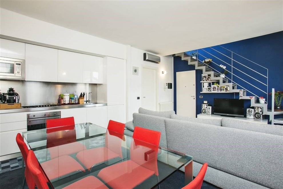 Источник вдохновения для домашнего уюта: открытая гостиная комната среднего размера в стиле модернизм с синими стенами, светлым паркетным полом и отдельно стоящим телевизором