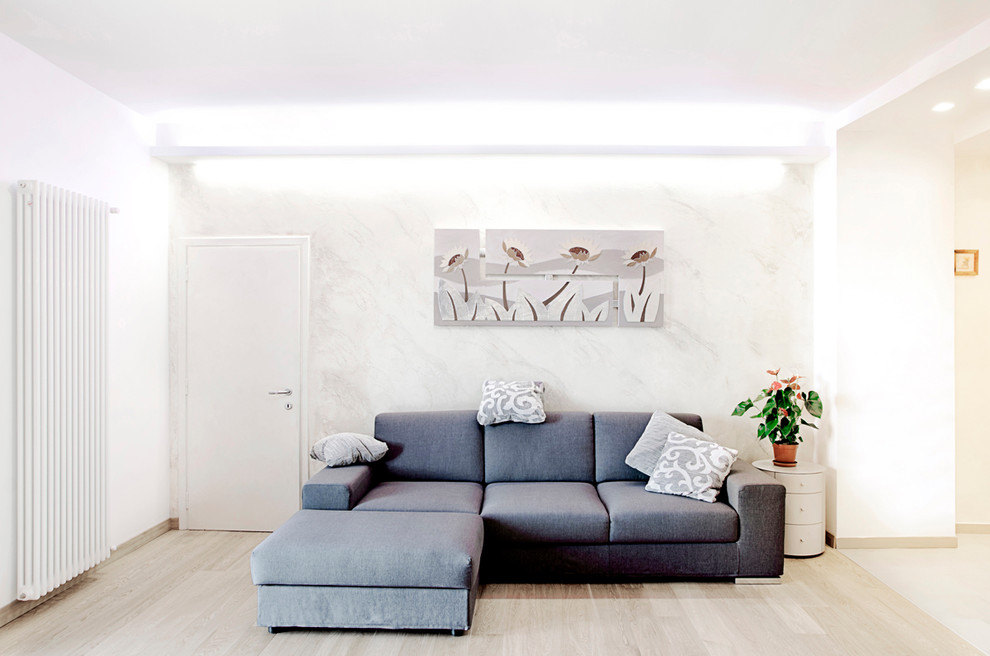 Foto de sala de estar abierta contemporánea de tamaño medio con paredes blancas, suelo de madera clara y suelo beige