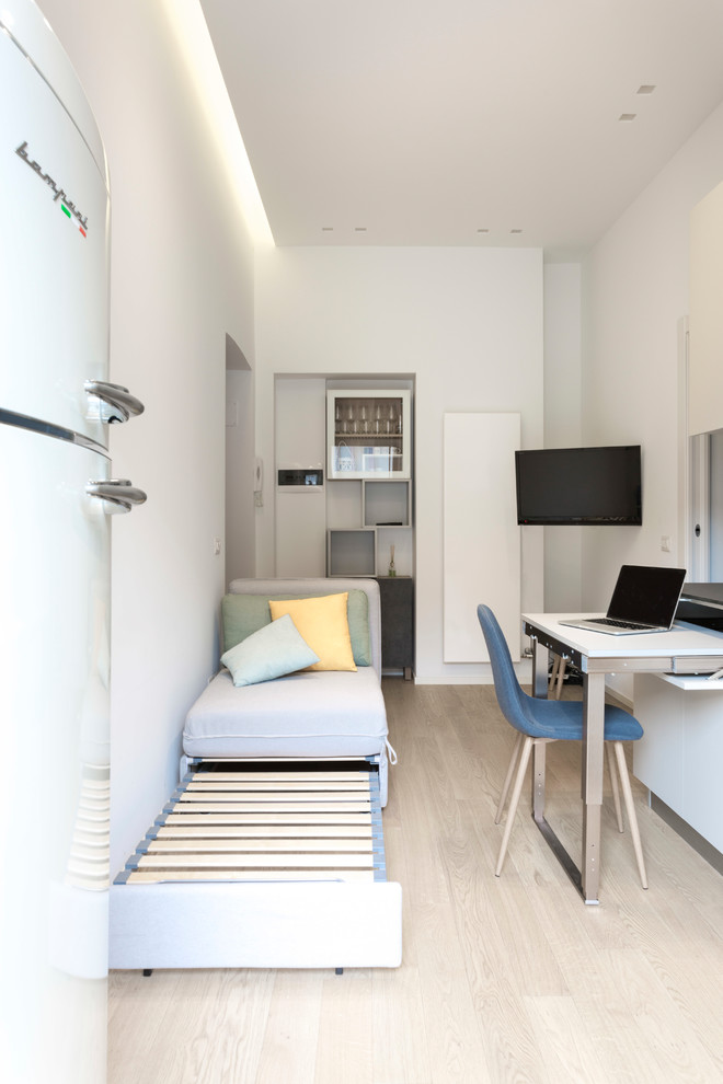Идея дизайна: маленькая изолированная гостиная комната в современном стиле с белыми стенами, светлым паркетным полом и телевизором на стене без камина для на участке и в саду