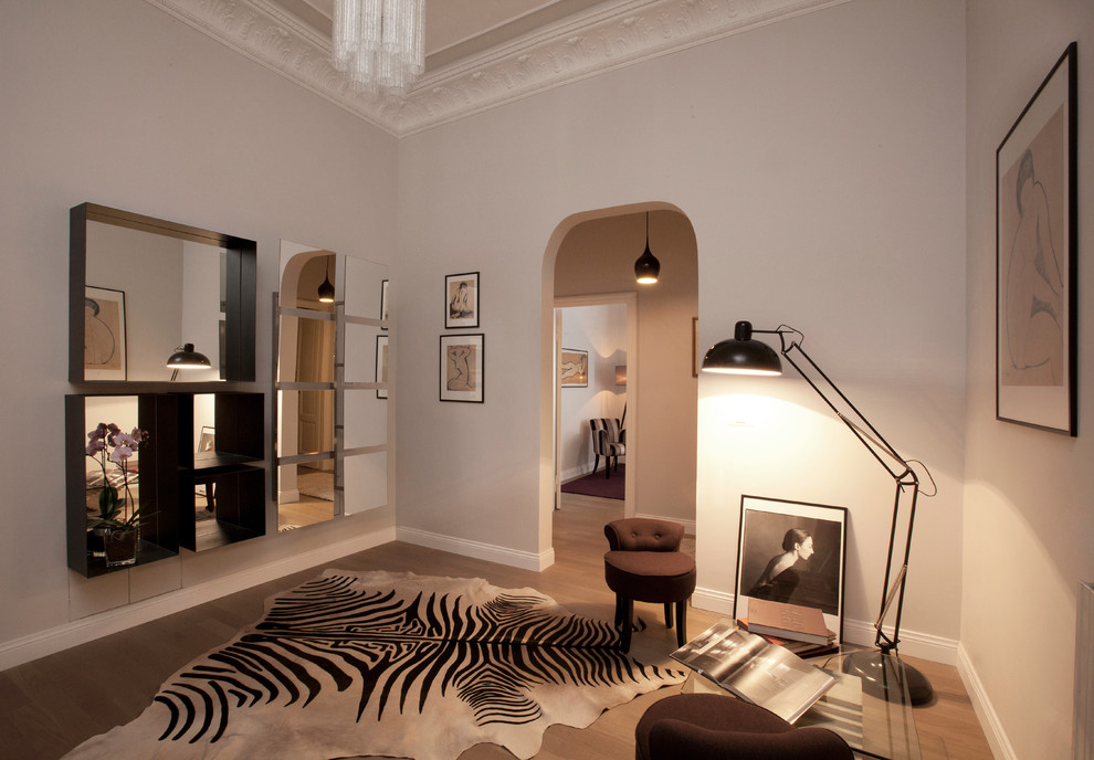 Inspiration för små moderna vardagsrum, med beige väggar, ljust trägolv, ett bibliotek och beiget golv