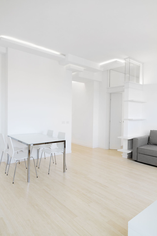 Foto di un grande soggiorno design aperto con pareti bianche e pavimento in bambù