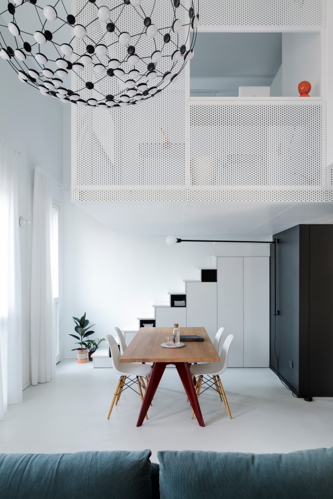 Idee per un piccolo soggiorno industriale aperto con pareti bianche e pavimento bianco