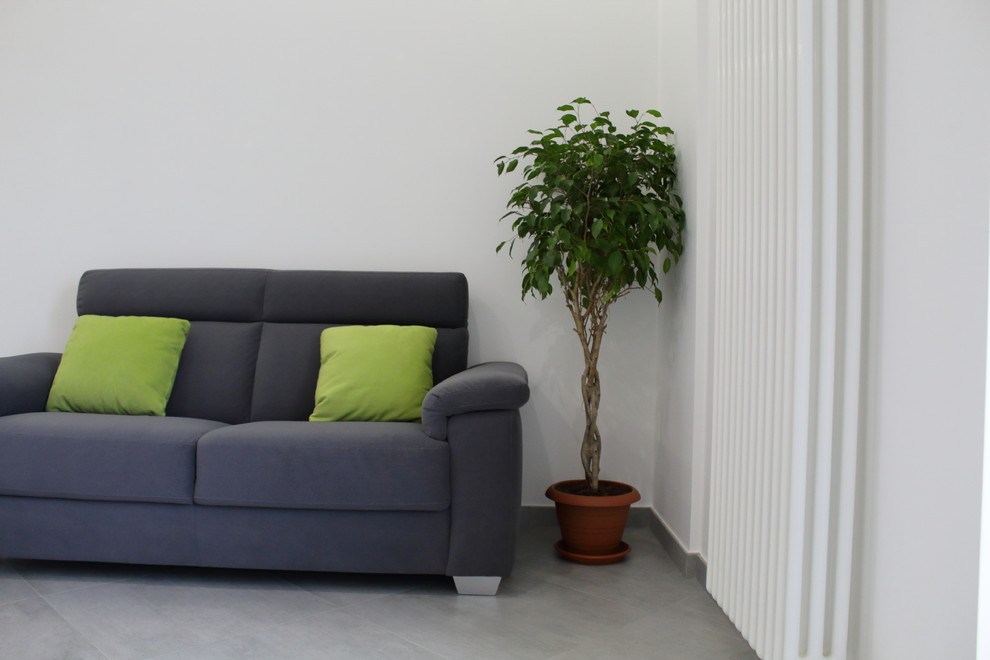 Mittelgroßes, Offenes Modernes Wohnzimmer ohne Kamin mit weißer Wandfarbe, Porzellan-Bodenfliesen, Multimediawand und grauem Boden in Bari