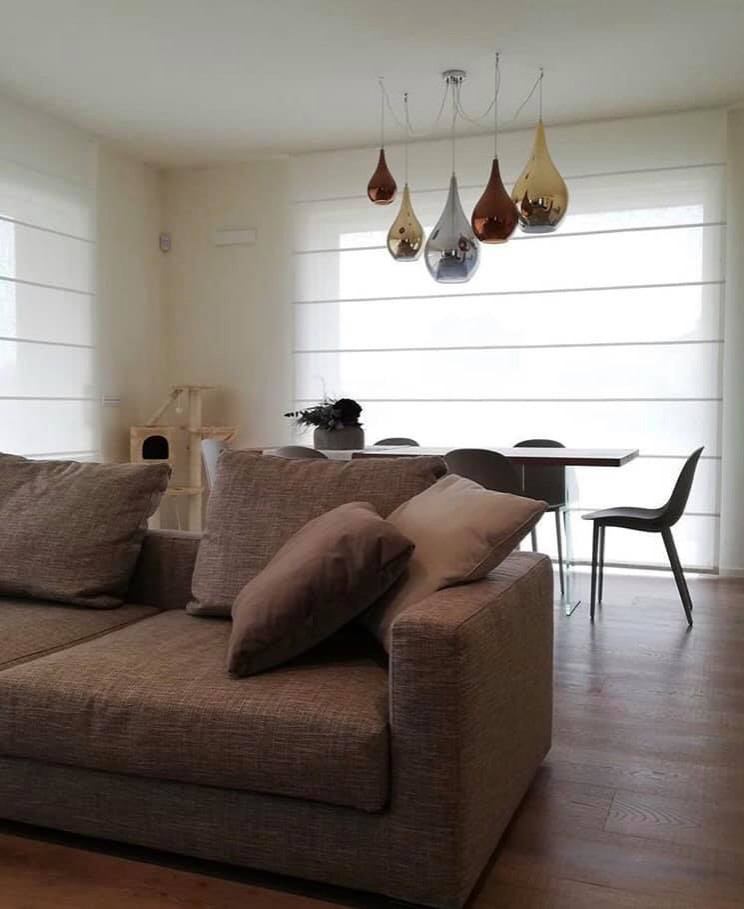 Foto de sala de estar con biblioteca abierta moderna grande con paredes blancas, suelo de madera clara, pared multimedia, suelo beige y papel pintado