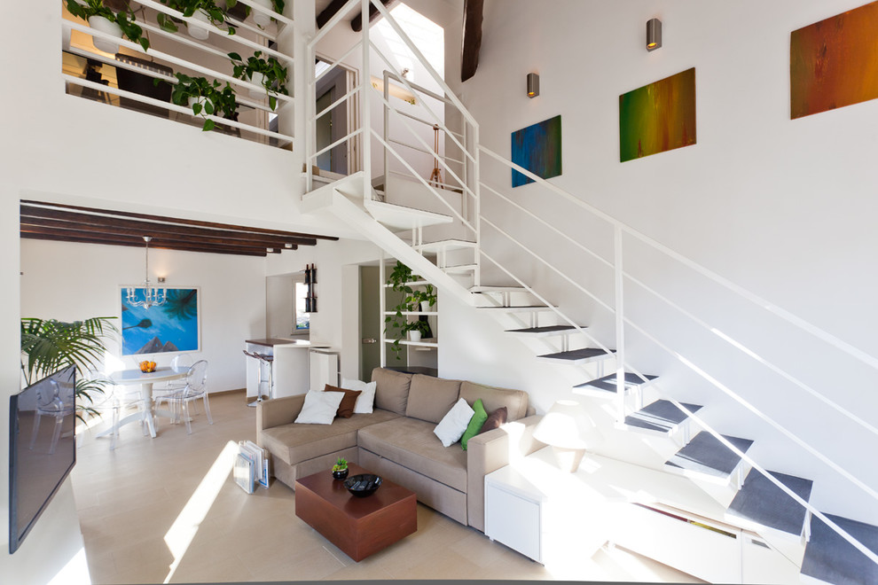 Idée de décoration pour un grand salon design avec un mur blanc et un téléviseur indépendant.