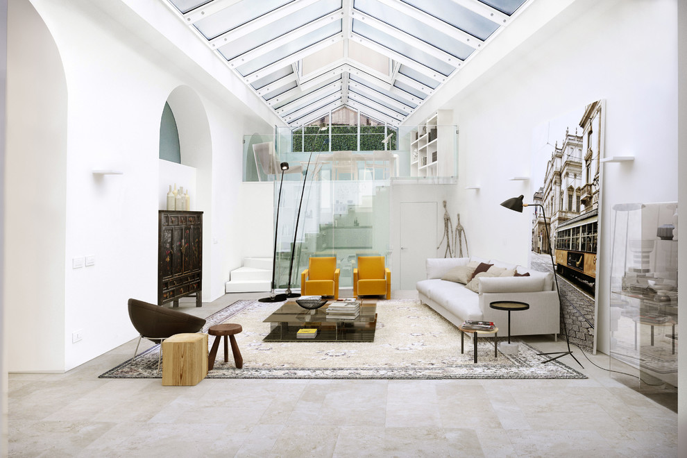 Exemple d'un grand salon mansardé ou avec mezzanine moderne avec une salle de réception, un mur blanc et un sol en marbre.