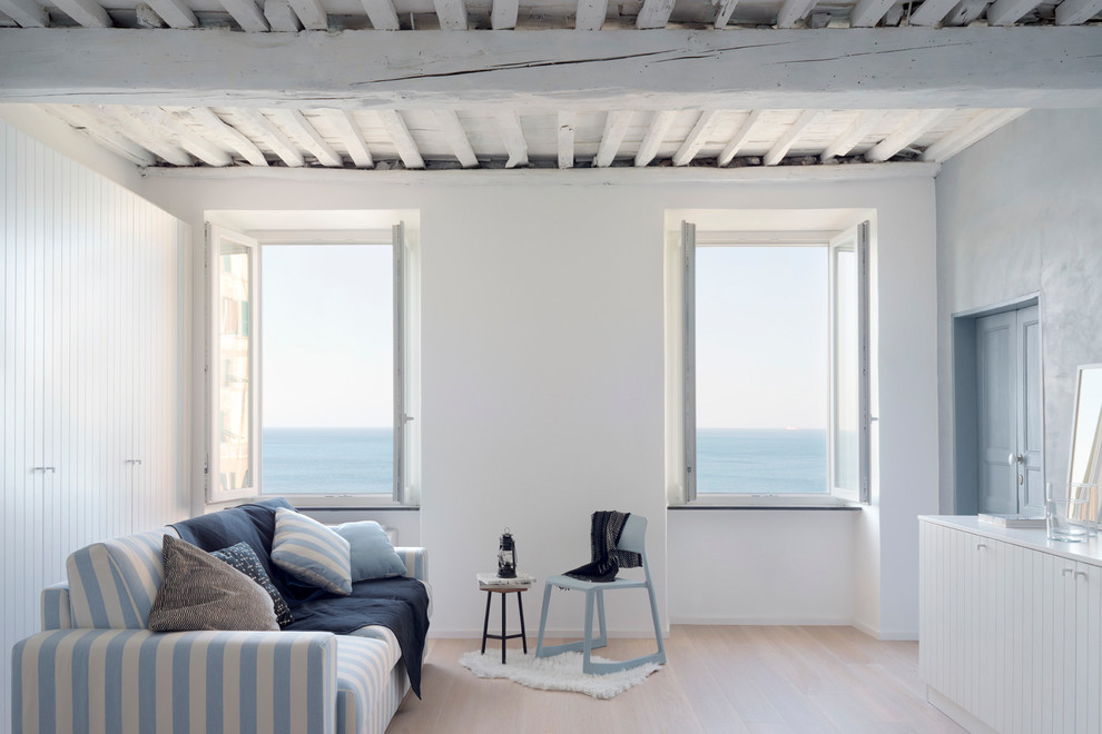 Свежая идея для дизайна: открытая гостиная комната среднего размера в морском стиле с серыми стенами и светлым паркетным полом без камина, телевизора - отличное фото интерьера