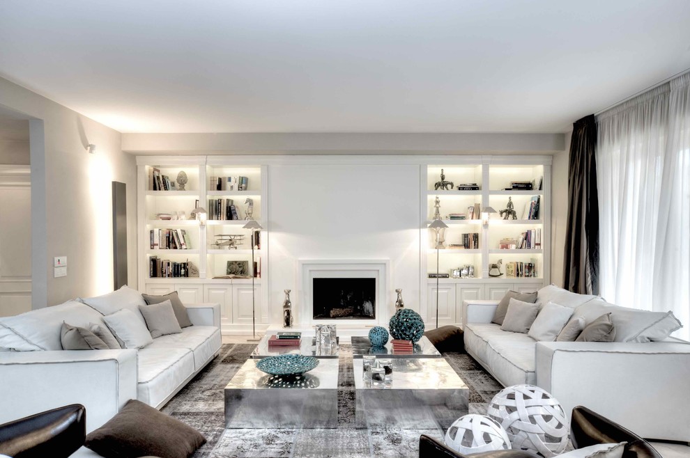 Пример оригинального дизайна: огромная открытая гостиная комната в классическом стиле с стандартным камином, фасадом камина из дерева и белыми стенами