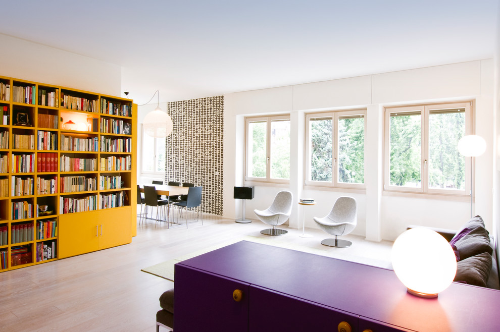 Réalisation d'un salon design de taille moyenne et ouvert avec une bibliothèque ou un coin lecture, un mur blanc, un sol beige et parquet peint.