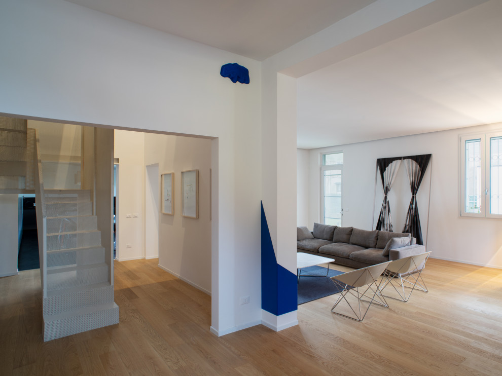 Immagine di un grande soggiorno contemporaneo aperto con pareti bianche, parquet chiaro, TV a parete, pavimento beige e soffitto a cassettoni