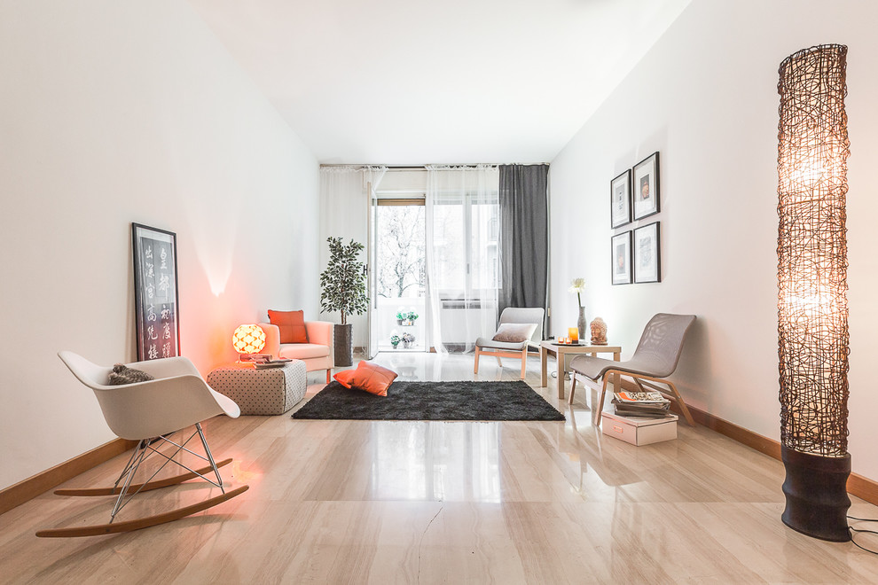 Стильный дизайн: гостиная комната в современном стиле с мраморным полом и белыми стенами - последний тренд