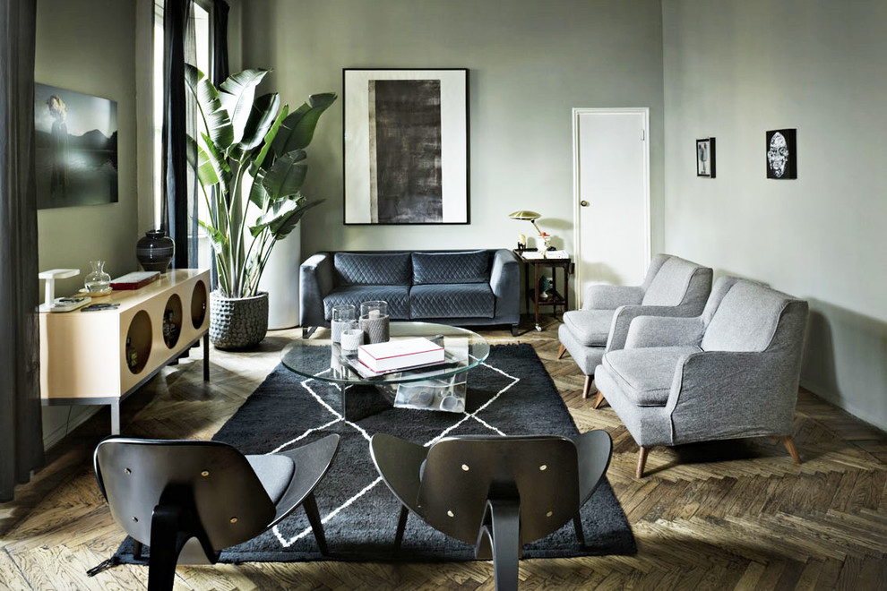 Repräsentatives, Fernseherloses, Abgetrenntes, Mittelgroßes Modernes Wohnzimmer mit grüner Wandfarbe, braunem Holzboden und braunem Boden in Mailand